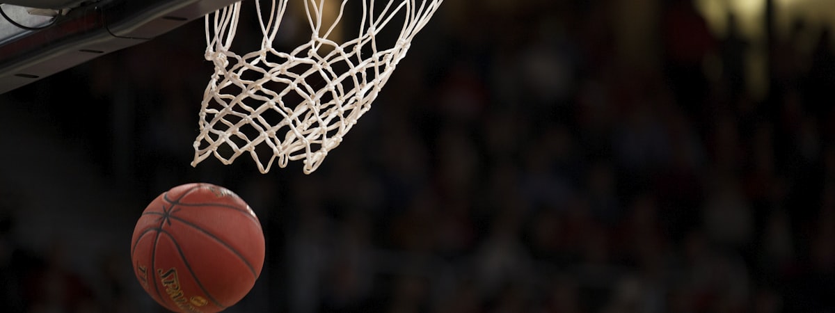 高清体育直播平台技术后台示意图，屏幕上显示着复杂的流媒体服务器监控界面和网络拓扑图