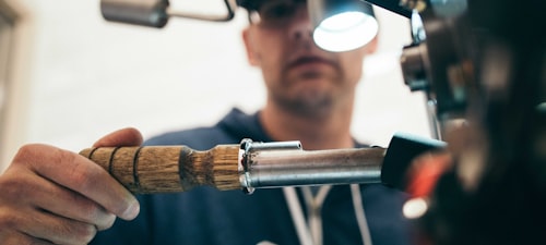 体育赛事直播画面，高清摄像机对准绿茵场，球员正在激烈拼抢，观众席座无虚席