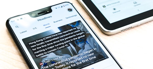 新闻资讯编辑台，电脑屏幕上显示着体育新闻稿，旁边放着咖啡和笔记本